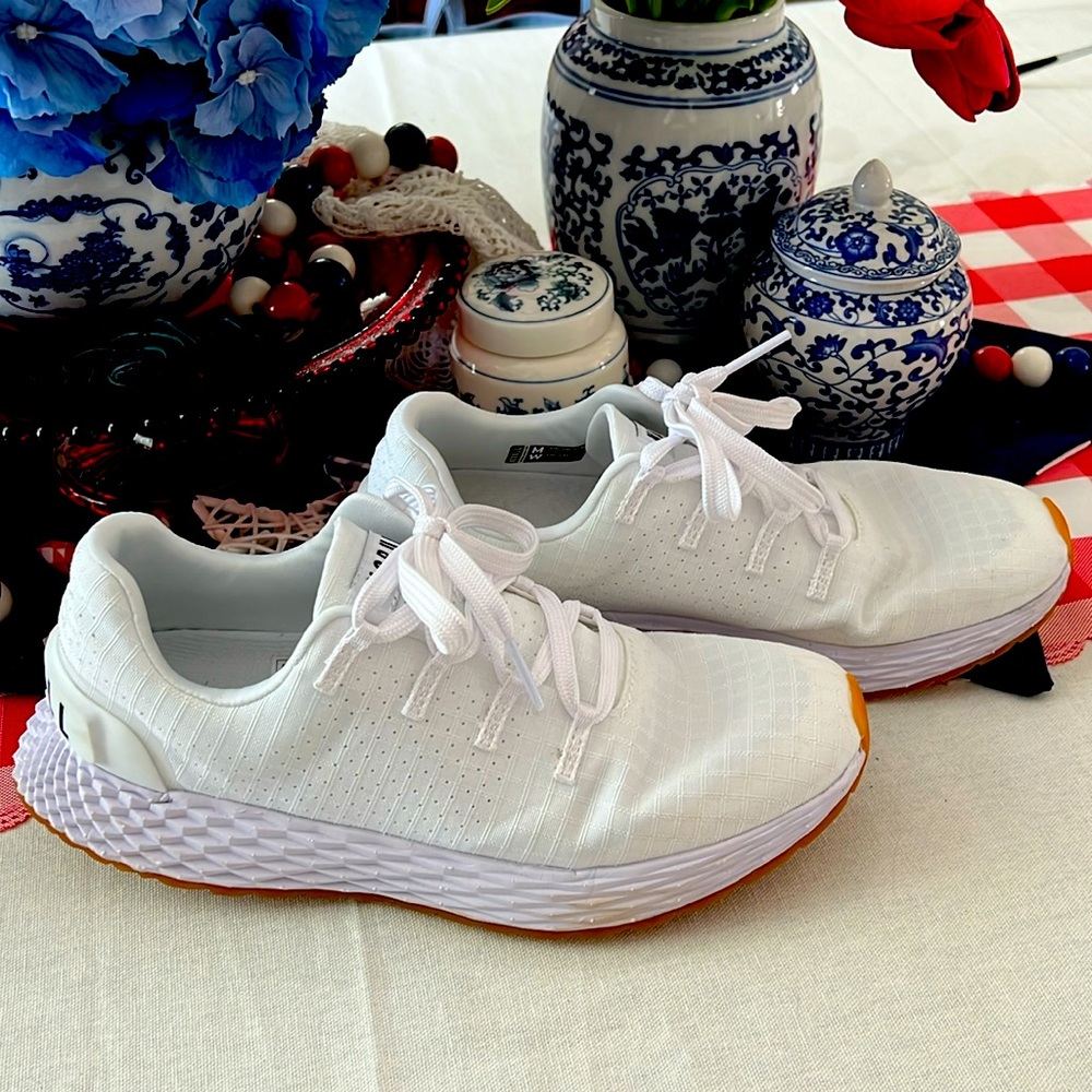 Like new No Bull tennis shoes